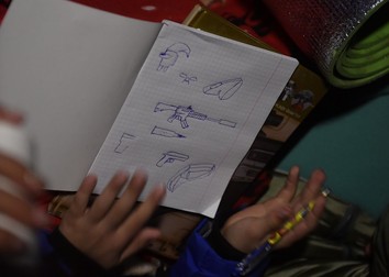 În caietul al copilui refugiat din Ucraina, frânturi din războiului care i-a alungat din casele și din țara lor | Foto: Alex Nicodim