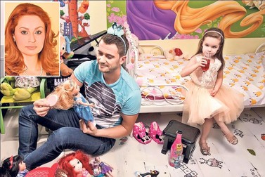 Dan Cruceru se pricepe şi la pieptănat păpuşi, de când e bonă pentru fiica sa, Sophie. Până-şi va găsi de lucru, bani în casă aduce soţia lui, Cristina Pocora (foto mic) - Foto: Maestrul Antochi.taticool.ro