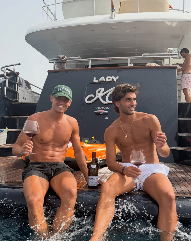Cum au reacționat fanii după ce i-au văzut împreună pe Ferran Torres și Marcos Llorente în vacanța din Ibiza