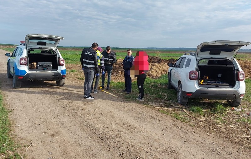 Percheziţii într-un dosar pentru nerespectarea regimului armelor şi muniţiilor în Botoșani. O armă, găsită de polițiști într-o zonă de depozitare a gunoiului