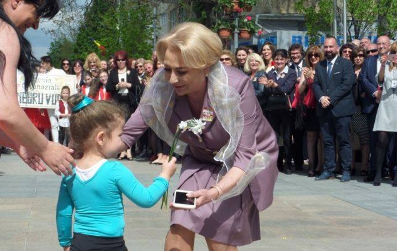 Dăncilă recunoaște că nu i-a răspuns inițial președintelui Iohannis, la telefon: ”Nu aveam telefonul. Eram la Simfonia Lalelelor”