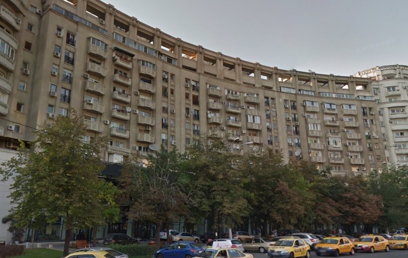 VIDEO | Un bărbat amenință că se aruncă de la etaj, în Piaţa Alba-Iulia din Bucureşti