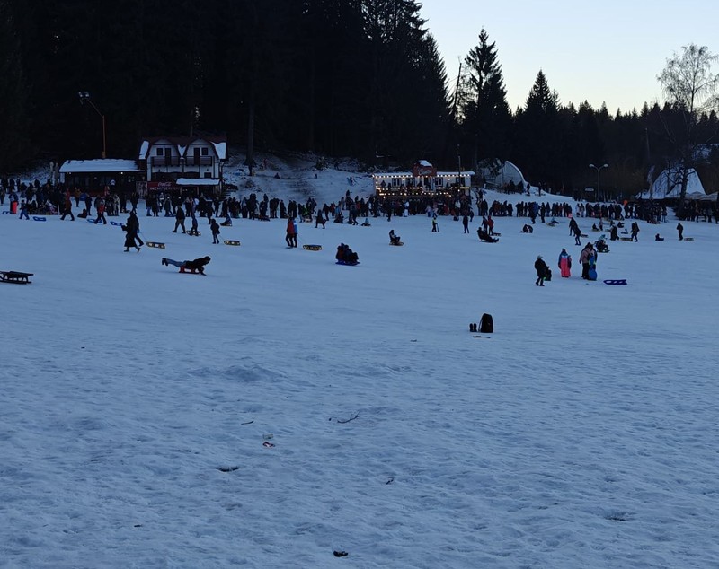 Mii de români au petrecut prima zi a anului la munte: trafic infernal, aglomerație în parcări și pe pârtie la Poiana Brașov și Sinaia