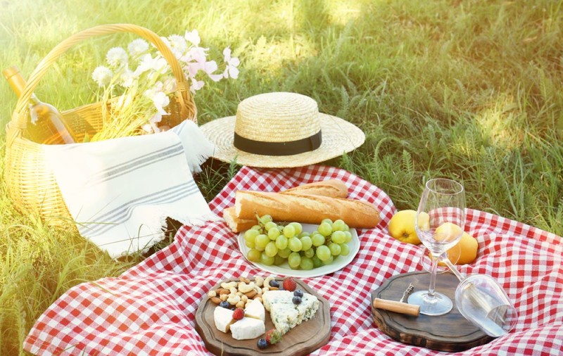 Ghid pentru organizarea unui picnic perfect în parc. Ce nu trebuie să-ți lipsească din geanta de picnic