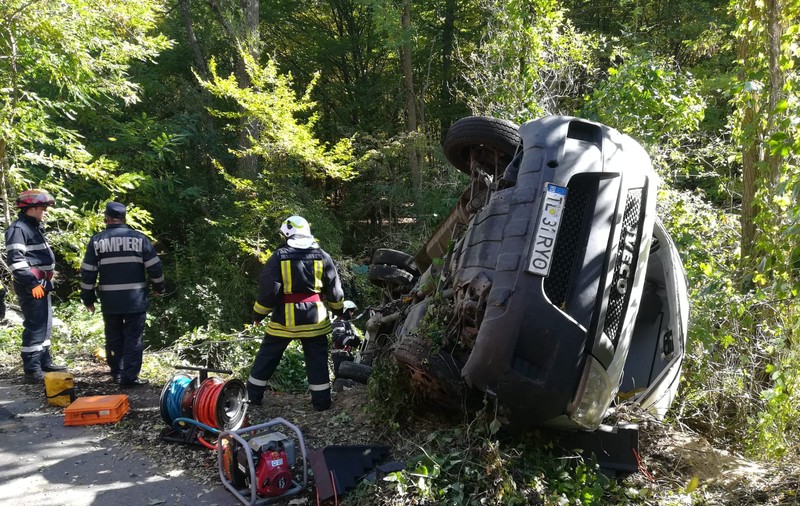 Microbuz cu pelerini, răsturnat la Vaslui. O persoană a murit și alte 12 au fost rănite