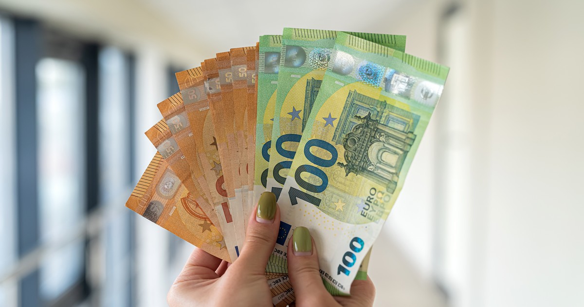 Femeie cu euro în mână