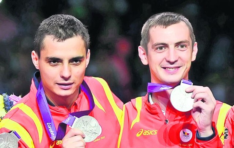 Rareş Dumitrescu şi Florin Zalomir, vicecampioni olimpici la sabie, ar putea renunţa la sport din cauza problemelor financiare