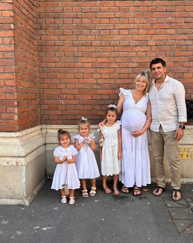 Reacții după ce Laura Cosoi a născut al patrulea copil. Cine e vedeta care a început să plângă: „Ești minunată și tu știi asta”