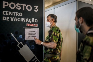 Viceamiralul Henrique Gouveia e Melo, la un centru de vaccinare din Lisabona | FOTO: Profimedia