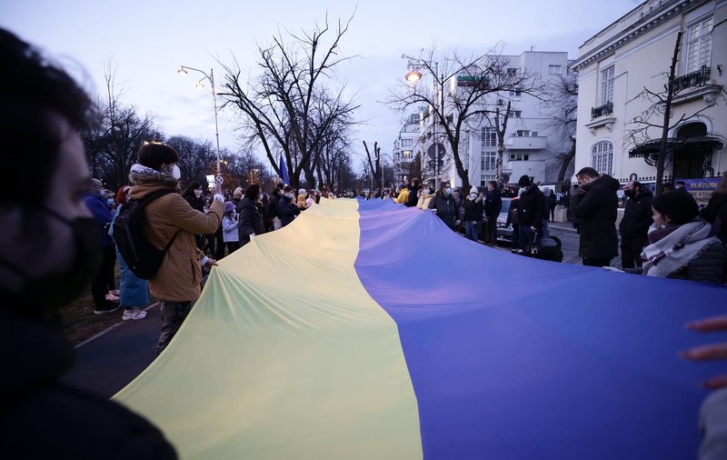 Românii, solidari cu Ucraina. „Împreună suntem mai puternici” și „Putin, asasin”, în fața ambasadelor Ucrainei și Rusiei