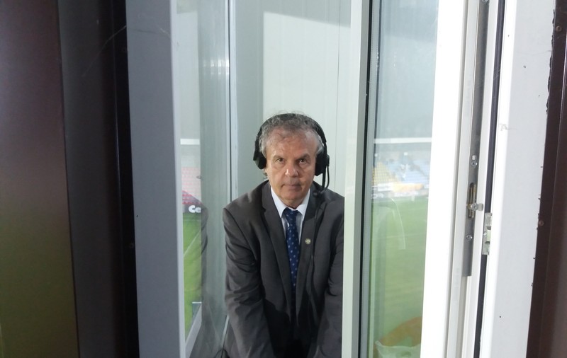 Incredibil cum arată cabina umilitoare din stadionul primarului Florentin Pandele în care și-a încheiat cariera freneticul comentator radio Ilie Dobre!