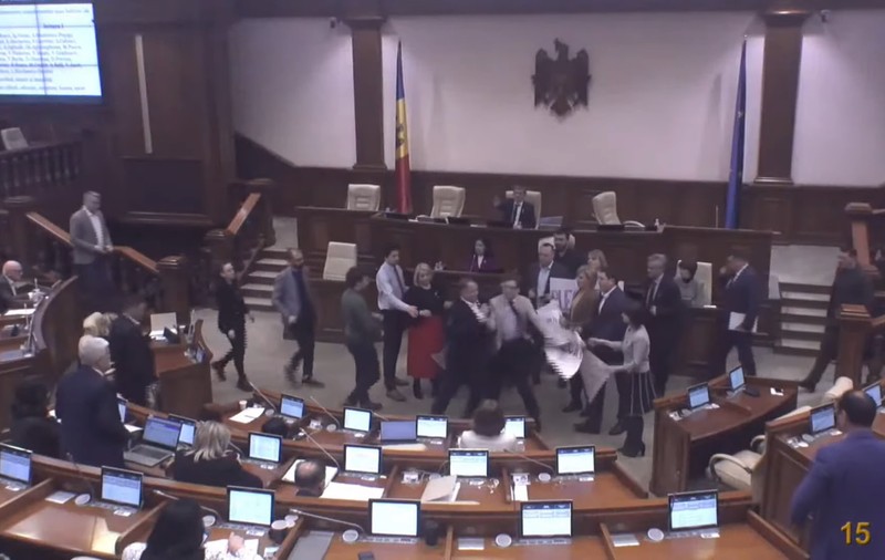 Îmbrânceli în Parlamentul Republicii Moldova, când se discuta proiectul de lege privind „limba română” în legislația moldovenească - VIDEO