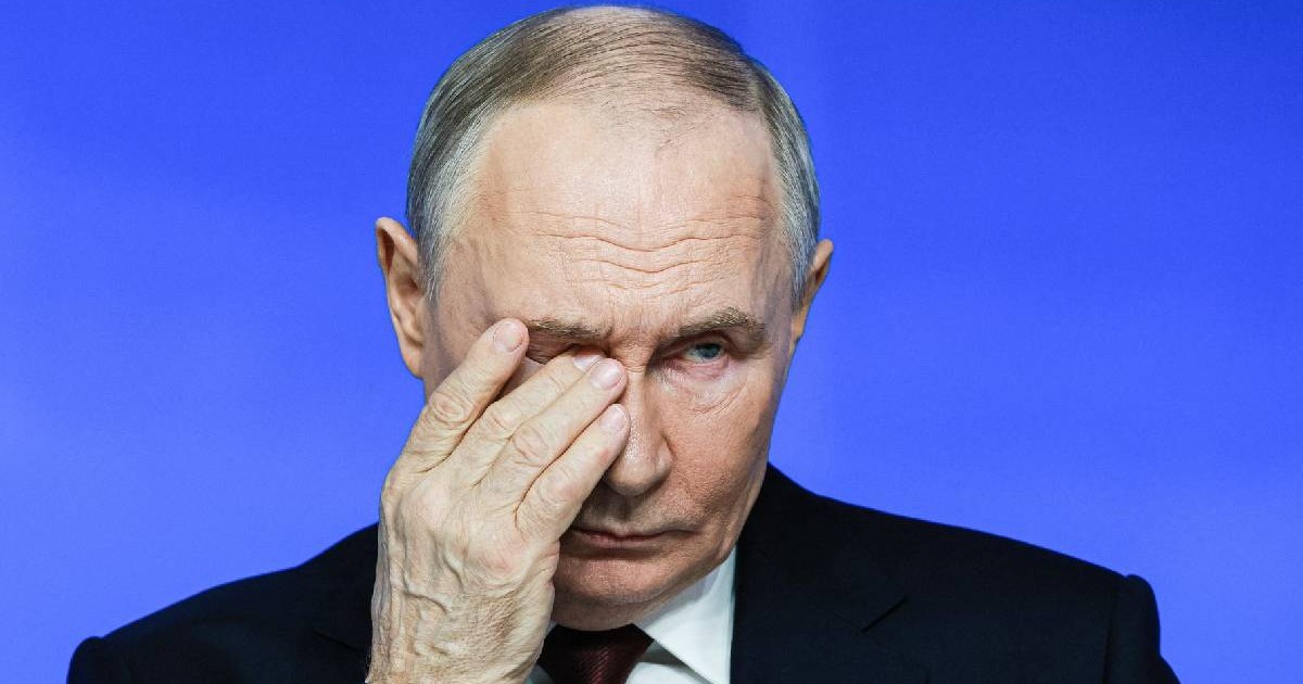 Vladimir Putin își duce mâna la ochi în timpul conferinței de presă anuală