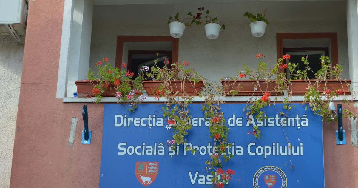 Cei 2.500 de angajați ai Protecției Copilului Vaslui care nu și-au luat salariile de o lună, noi promisiuni din partea premierului