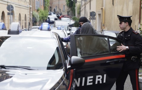 Banda de români care a îngrozit Italia: Opt persoane arestate pentru un jaf de 600.000 de euro după ce au spart intrarea unei firme folosind o dubă 