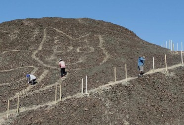 epa08751725 A handout photo made available by the Ministry of Culture of Peru shows the figure of a cat about 37 meters long drawn on a sandy hill in the Pampa de Nazca, Peru, 16 October 2020. A drawing of a cat about 37 meters long resting on a sandy hill is the new figure that the archaeologists of the Peruvian Ministry of Culture have found in the Pampa de Nazca, home of the famous geoglyphs that have been part of the UNESCO World Heritage list since 1994. EPA-EFE/Ministry of Culture of Peru / HANDOUT HANDOUT EDITORIAL USE ONLY/NO SALES