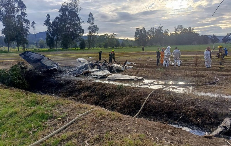 Şase oameni, printre care şi un cunoscut cântăreţ, au murit după ce un avion privat s-a prăbușit în Columbia la scurt timp după decolare