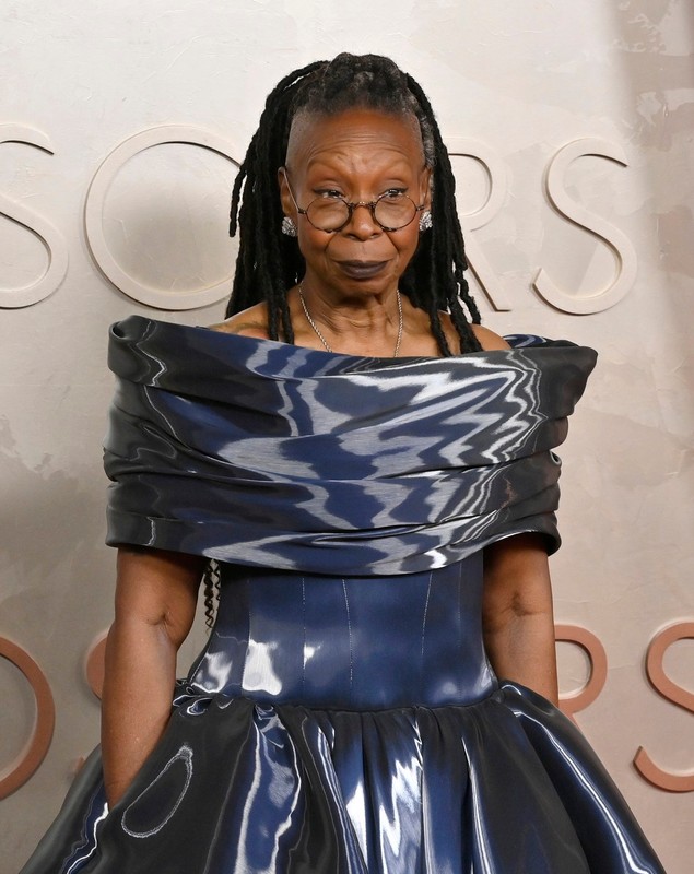 Rochia „apă lichidă” purtată de Whoopi Goldberg la Premiile Oscar 2025. Actrița în vârstă de 69 de ani și-a arătat și tatuajul de pe umăr