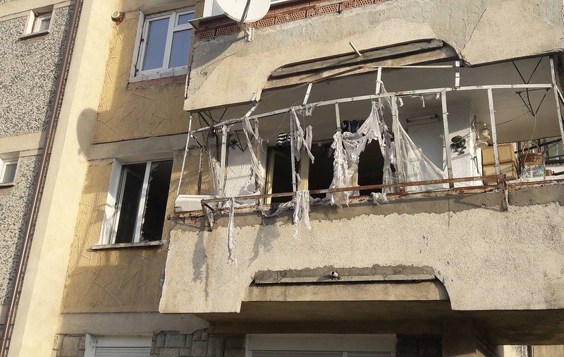 FOTO/ Explozie într-un bloc din Piatra Neamț. 20 de locatari au fost evacuați. O persoană a ajuns la spital