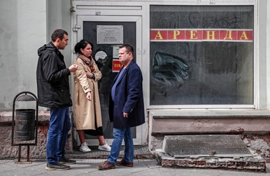 Locuitori ai Moscovei, în fața unei farmacii goale | Foto: EPA-EFE