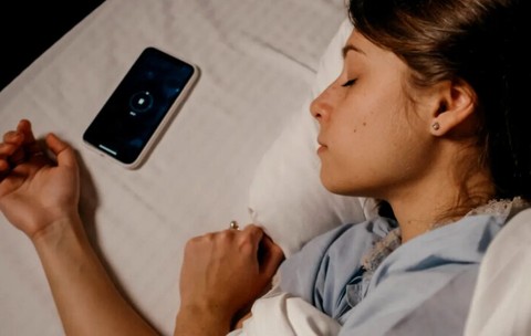 Îți ții telefonul lângă pernă? Află ce se întâmplă
