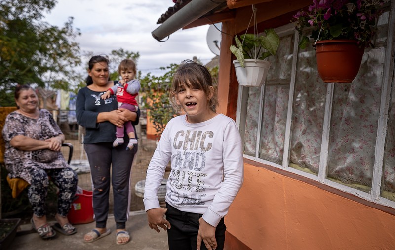 “Ioana a început să cânte şi toţi au început să plângă”. Povestea unei copile din Tulcea, care înfruntă greutăţile căutându-şi drumul în muzică