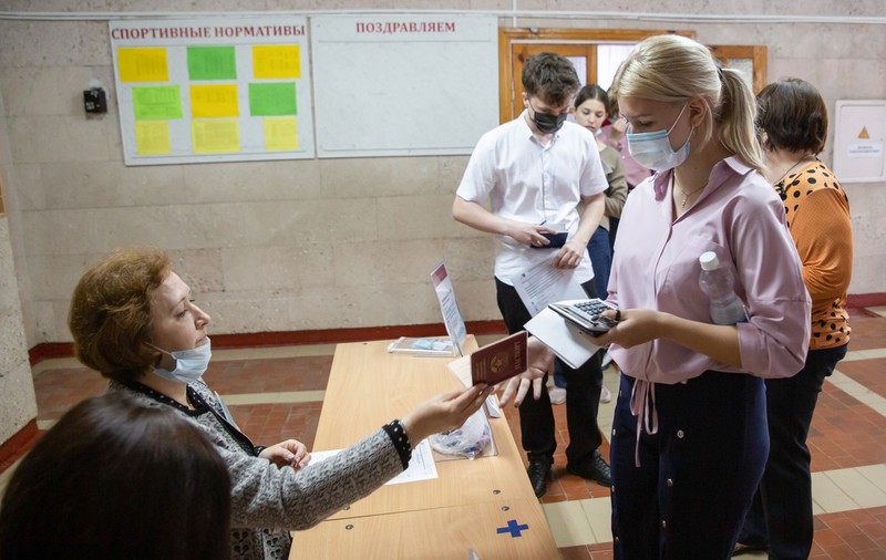 Putin semnează un decret pentru ca familiile din teritoriile ocupate care își trimit copiii la școală să primească 167 de dolari