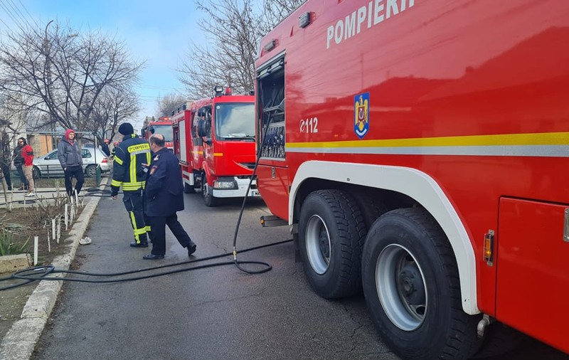 Incendiu cu degajări mari de fum într-un bloc din Galați. Mai multe persoane au fost evacuate