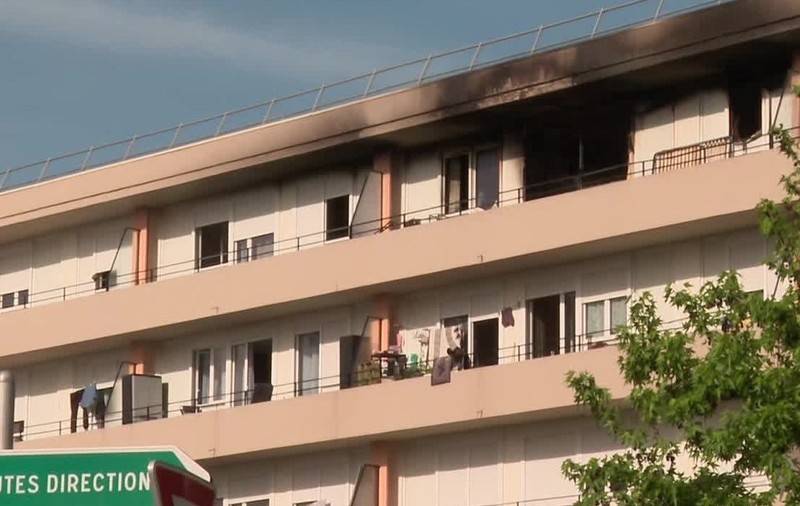 O fetiță de 10 ani a sărit de la etajul patru al unei clădiri din Franța pentru a scăpa de flăcări