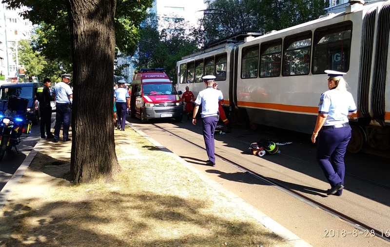 Un pieton a fost lovit de tramvai pe șoseaua Nicolae Titulescu din Capitală. A traversat prin loc nepermis, cu căști în urechi (FOTO & VIDEO)