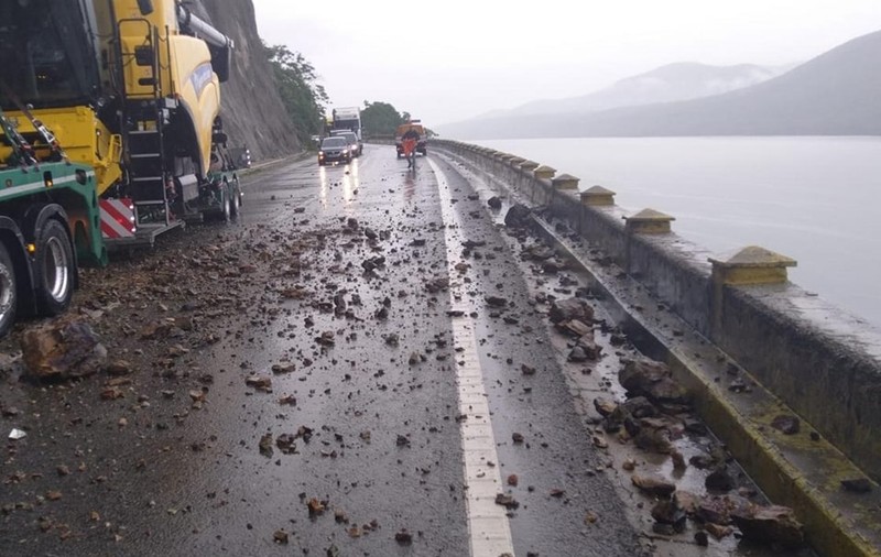 Trafic rutier blocat pe DN 6, între Drobeta-Turnu Severin și Orşova, din cauza unor căderi de pietre pe şosea