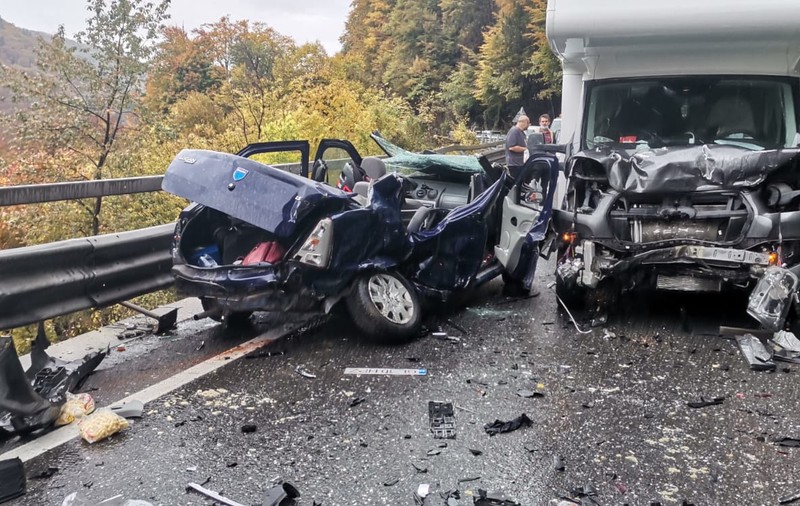 Mașină distrusă de o autorulotă, într-un accident în Prahova. Cinci persoane, printre care și un bebeluș, au fost rănite