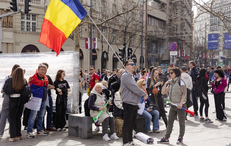 Drapelul României flutură în mijlocul protestului uriaș de la Belgrad: „Ne-am inspirat de la voi!”