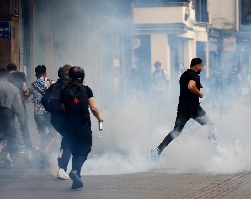 Peste 1.300 de persoane, arestate în a patra noapte de revolte în Franța. Emmanuel Macron și-a amânat vizita în Germania