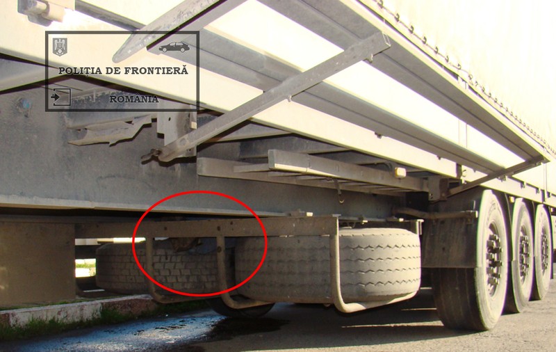Unde se mai ascund MIGRANȚII ca să-i FENTEZE pe polițiști. Sub...