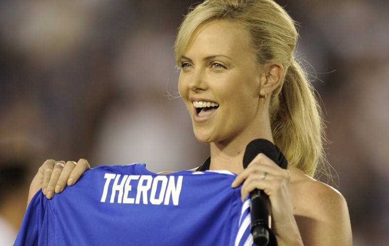 Foto / Charlize Theron se apucă de fotbal la Chelsea