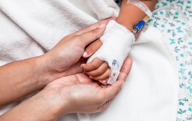 Când viața copiilor bolnavi de cancer atârnă de un formular, oamenii pot face minuni: O jumătate de milion de euro pentru Rebeca