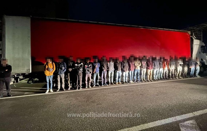 Două TIR-uri, încărcate cu profile de aluminiu şi metal, oprite la frontiera cu Ungaria. 26 de cetățeni străini, depistaţi ascunşi