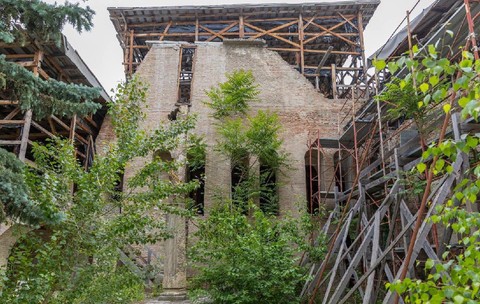  Palatul Voievodal Curtea Veche - clădire veche aflată în stare avansată de degradare