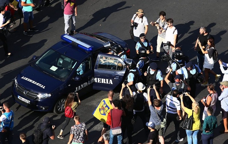 Purtătorul de cuvânt al Jandarmeriei București: Jandarmii au fost obligaţi să folosească spray-urile din dotare
