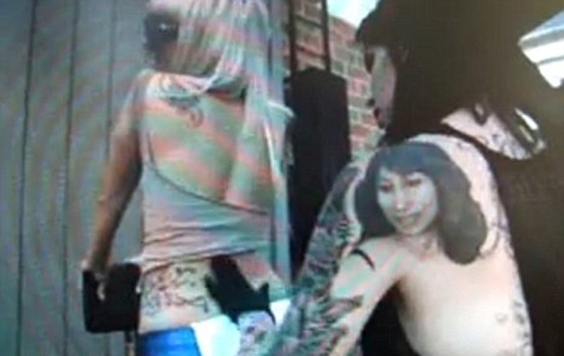 Video | GaGa, pe vremea când nu era faimoasă, la un salon de tatuaje