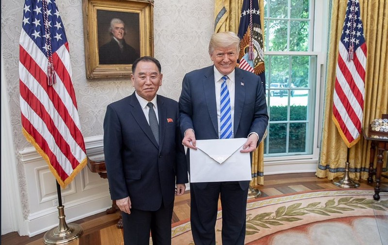 Kim Jong-un i-a trimis lui Donald Trump o scrisoare uriașă
