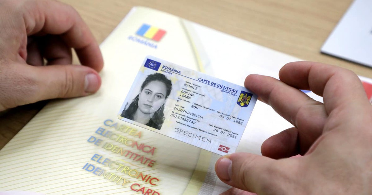 Un bărbat ține în mână o carte electronică de identitate