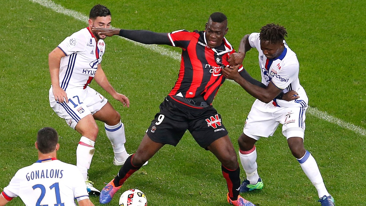 Mario Balotelli (centru), în duel cu Jordan Ferri (stânga) și Mapou Yanga Mbiwa, de la Lyon.
