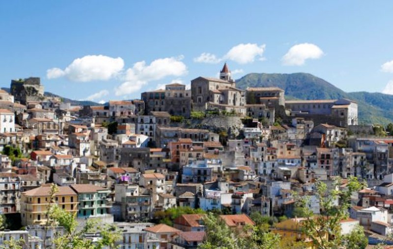 O localitate din Italia vinde 900 de case pornind de la 1 euro. Condiția impusă cumpărătorilor