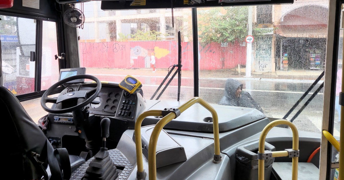 Bordul unui autobuz care este parcat în ploaie