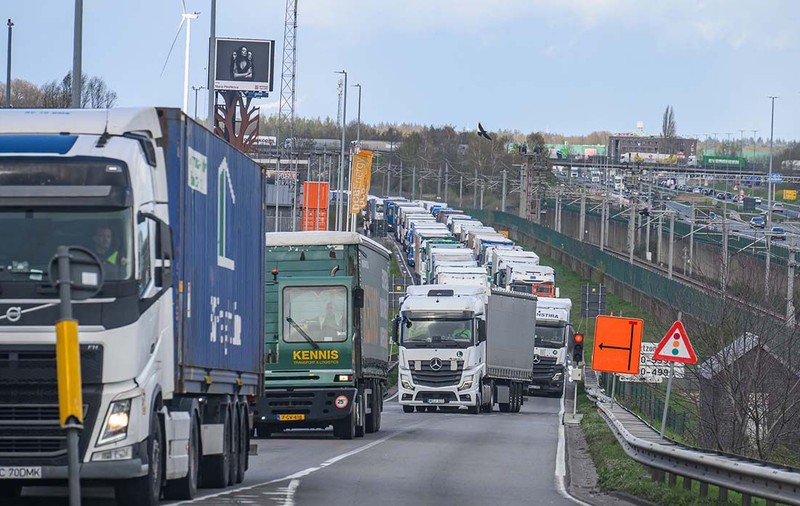 Coadă de kilometri de camioane, la benzinării cu motorină mai ieftină, mulți șoferi au stat degeaba, pe alții poliția i-a întors din drum, la granița dintre Olanda și Belgia