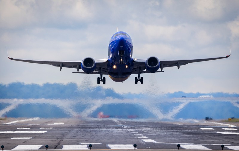 Un pilot american a amenințat că anulează zborul după ce un pasager a trimis poze nud călătorilor din avion. „Va trebui să chemăm și paza”