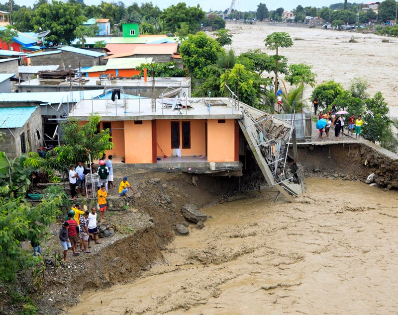 Crește bilanțul inundațiilor catastrofale din Indonezia: aproape 160 de morți și peste 70 de dispăruți