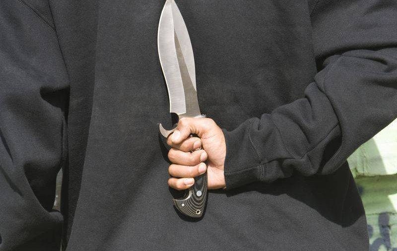 Primarul din Orșova a fost amenințat cu un cuțit într-o benzinărie. Agresorul, reținut de polițiști
